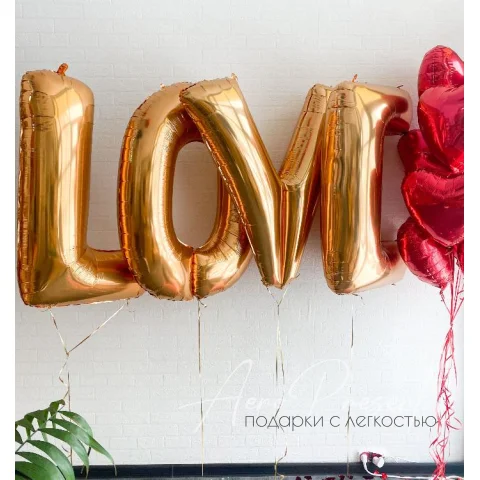 Набор с буквами LOVE и красными сердцами