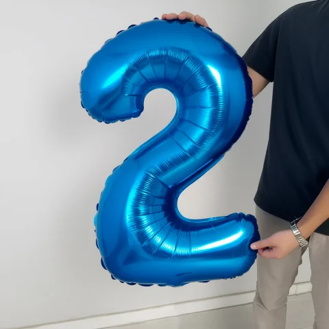 Синяя фольгированная цифра 2