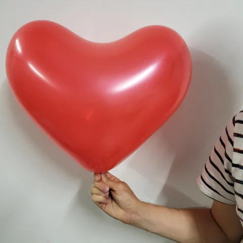 Красное латексное сердце