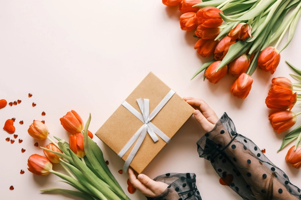 Подарок на 8 марта и букеты тюльпанов