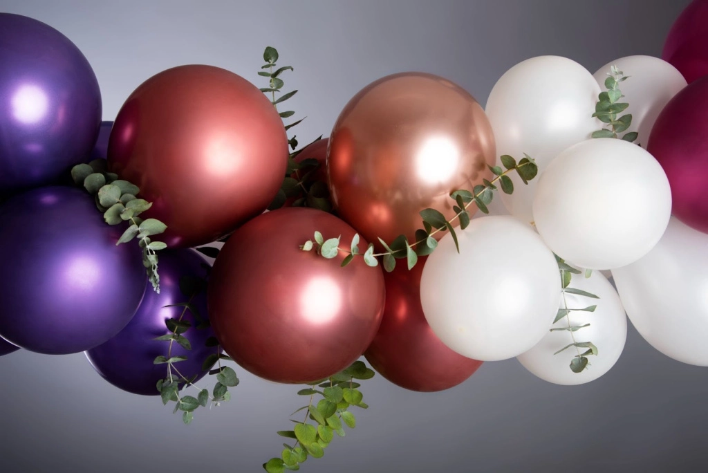 Связка воздушных шаров с цветами