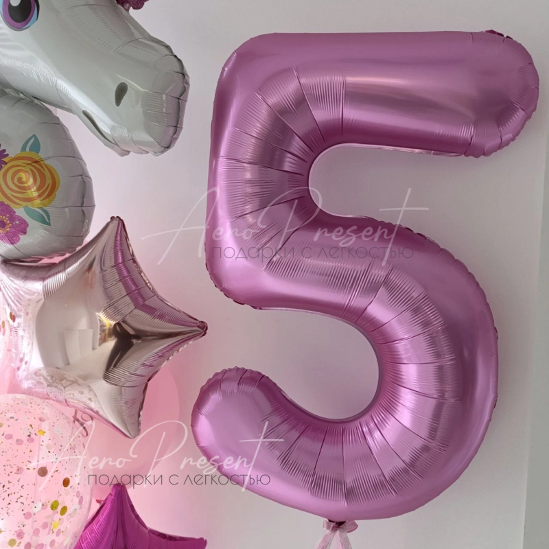 Фонтан с единорогом и цифра