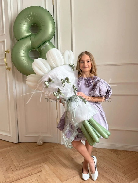 Цифра и букет воздушных тюльпанов