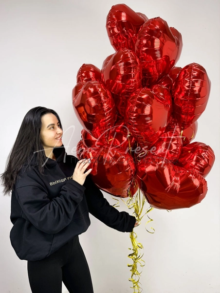 Красные фольгированные сердца