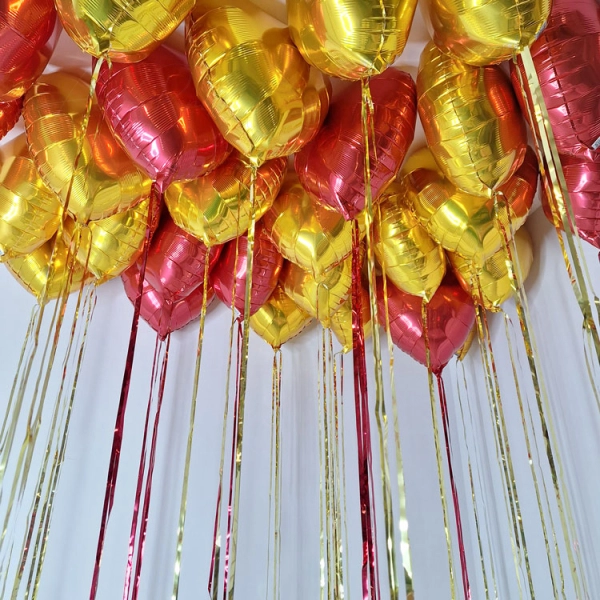 Красно-золотые сердца на дождике