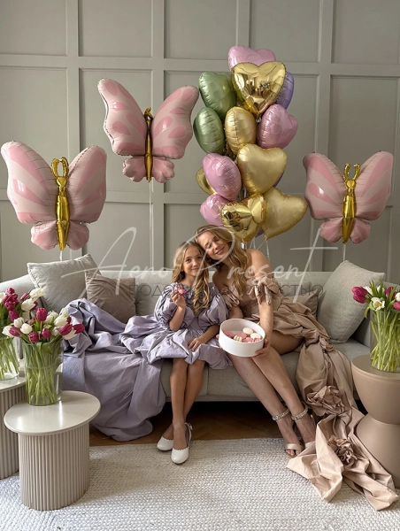 Огромная охапка сердец и бабочки