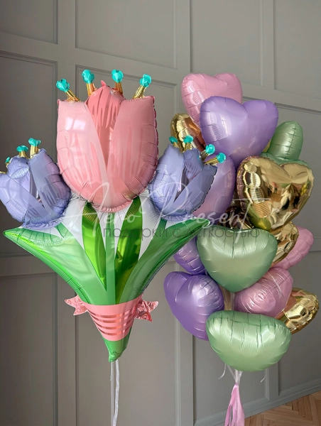 Огромная охапка сердец и большой букет тюльпанов